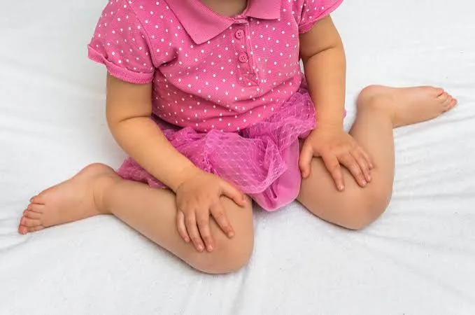 छोटे बच्चों में डब्ल्यू-सिटिंग (W-Sitting) आदत: यह उनके कूल्हों और घुटनों के लिए क्यों नुकसानदेह है?