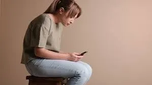 टीनएजर्स में मोबाइल स्क्रीन के कारण होने वाले कूबड़ (Kyphotic Posture) को कैसे ठीक करें?
