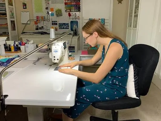 टेलर्स (Tailors) के लिए सिलाई करते समय सिर को आगे झुकाने (Forward Head Posture) से बचाव