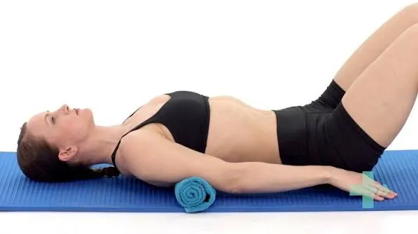 थोरैसिक एक्सटेंशन (Thoracic Extension) के लिए तौलिए के रोल (Towel Roll) का उपयोग