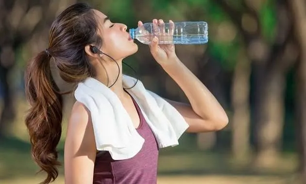 पानी पीने का सही समय और मात्रा: डिहाइड्रेशन से जोड़ों में होने वाली अकड़न से बचाव
