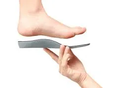 पैरों के दर्द में कस्टम इनसोल (Custom Insoles) बनाम रेडीमेड इनसोल: क्या चुनें?