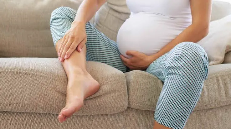प्रेगनेंसी के दौरान पैरों की सूजन (Edema) और ऐंठन (Cramps) को कम करने के उपाय