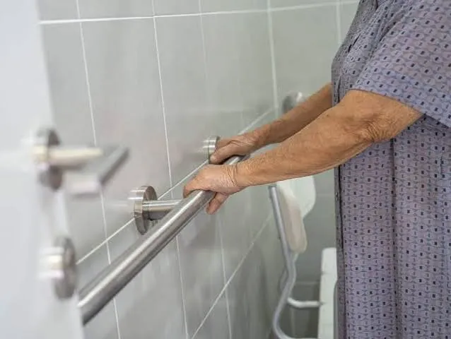 बुजुर्गों के बाथरूम में ग्रैब बार्स (Grab Bars) और मैट लगाने के सुरक्षात्मक फायदे