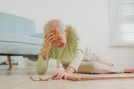 बुजुर्गों में गिरने का डर (Fear of Falling) कम करने के लिए आत्मविश्वास बढ़ाने वाली थेरेपी