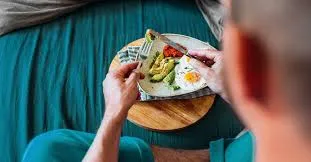 माइग्रेन के दर्द को ट्रिगर करने वाले 5 आम खाद्य पदार्थ (Migraine Trigger Foods)