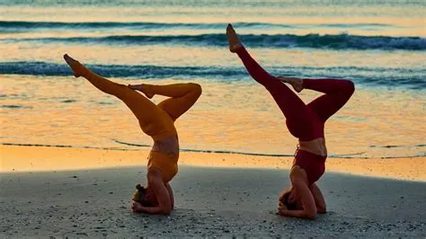 योग में शीर्षासन (Headstand) सीखने से पहले गर्दन और कोर को कैसे मजबूत करें?