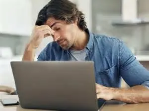 लैपटॉप पर काम करते समय गर्दन को 45 डिग्री झुकने से रोकने के लिए स्टैंड और एक्सटर्नल कीबोर्ड