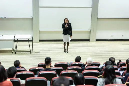 शिक्षकों (Teachers) के लिए लंबे समय तक खड़े रहने पर पैरों और कमर का दर्द कैसे रोकें?