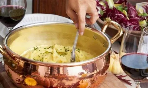 शेफ्स और कुक्स के लिए भारी कड़ाही या बर्तन उठाते समय कलाई और कंधे की सुरक्षा