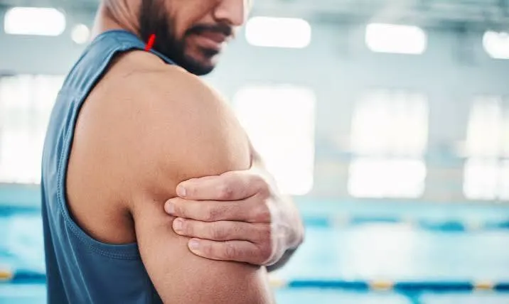 शोल्डर इम्पिंगमेंट (Shoulder Impingement) से बचने के लिए आर्म लिफ्टिंग तकनीक
