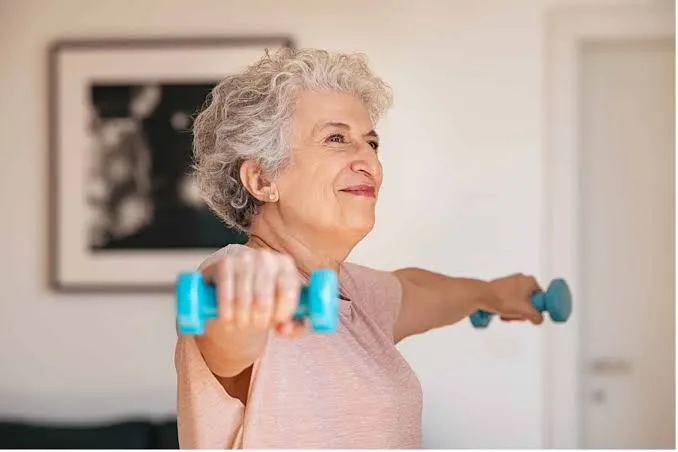 सीनियर सिटिजन्स के लिए हाथों की कंपन (Hand Tremors) में ग्रिप और फाइन मोटर एक्सरसाइज