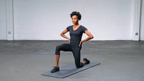 हिप फ्लेक्सर्स (Hip Flexors) को स्ट्रेच करने के लिए हाफ-नीलिंग लंज (Half-Kneeling Lunge)