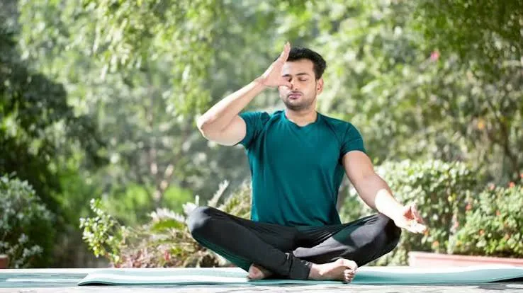 अस्थमा और फेफड़ों की कार्यक्षमता बढ़ाने के लिए अनुलोम-विलोम प्राणायाम का महत्व
