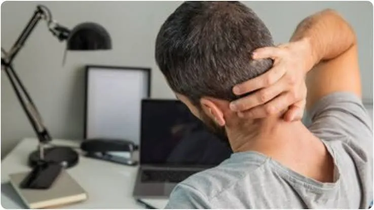 कंप्यूटर पर 8 घंटे काम करने वालों के लिए 'टेक्स्ट नेक' (Text Neck) सिंड्रोम से बचाव