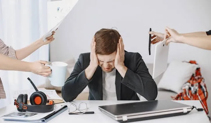 काम के अत्यधिक तनाव (Job Burnout) के कारण होने वाले शारीरिक लक्षण