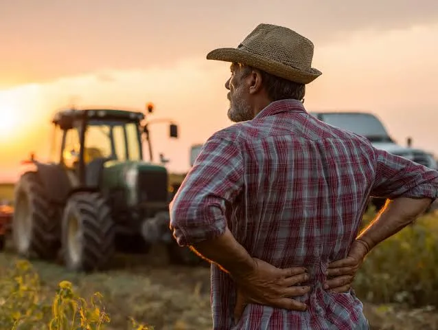 कृषि मजदूरों (Farmers) के लिए झुककर काम करने के बाद लम्बर रिकवरी स्ट्रेच