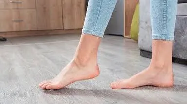 क्या घर के अंदर नंगे पैर चलने से एड़ी का दर्द बढ़ सकता है?