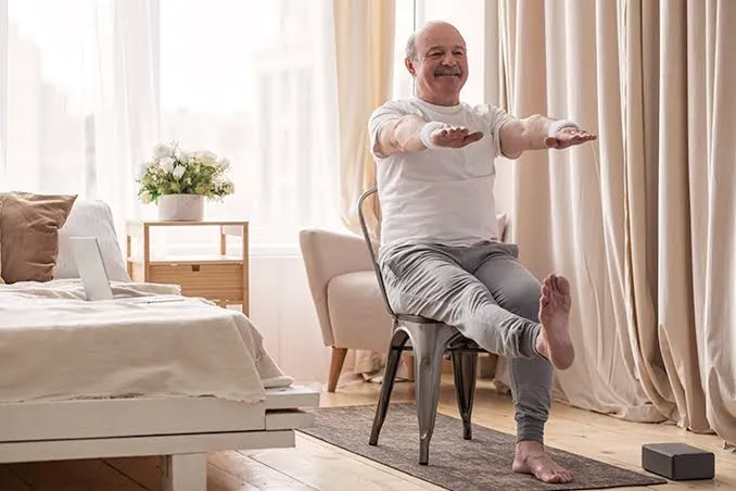 घुटने के ऑस्टियोआर्थराइटिस में कुर्सी पर बैठकर करने वाले योगासन (Chair Yoga)