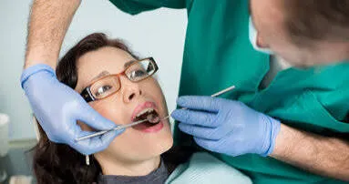डेंटिस्ट (Dentists) और सर्जन्स के लिए गर्दन और पीठ को सुरक्षित रखने के उपाय