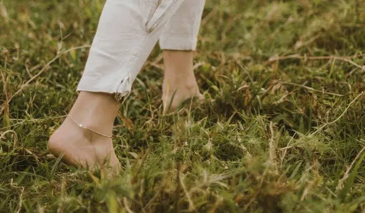 नंगे पैर चलने (Barefoot Walking) के फायदे और आर्च की मांसपेशियों का विकास