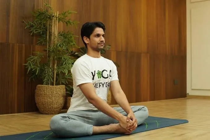 पीसीओएस (PCOS) में हार्मोनल संतुलन के लिए बद्ध कोणासन (Butterfly Pose)