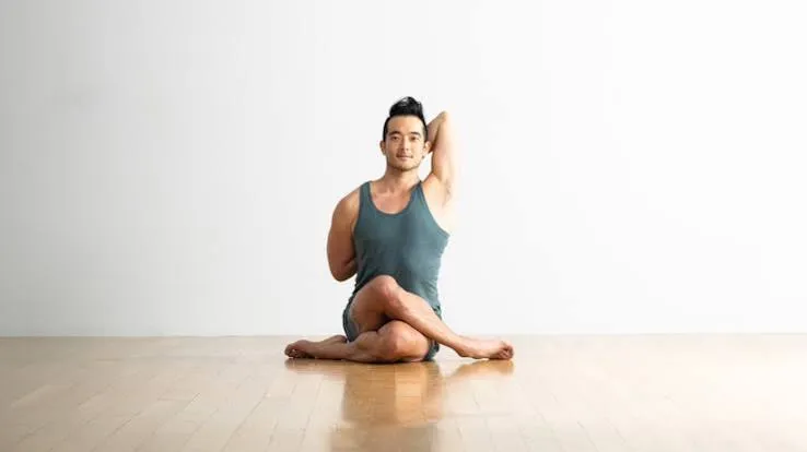 फ्रोजन शोल्डर में गोमुखासन (Cow Face Pose) का सावधानीपूर्वक उपयोग