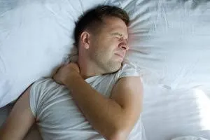 फ्रोजन शोल्डर में रात के समय (Night Pain) होने वाले दर्द को कम करने के उपाय