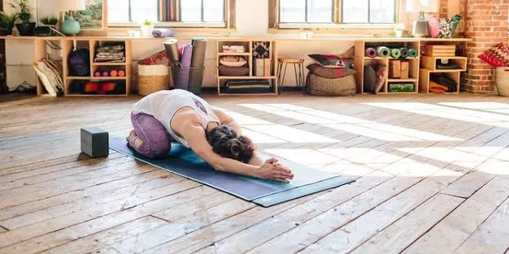 योग में प्रॉप्स (Yoga Blocks, Belts) का उपयोग करके इंजरी से कैसे बचें?