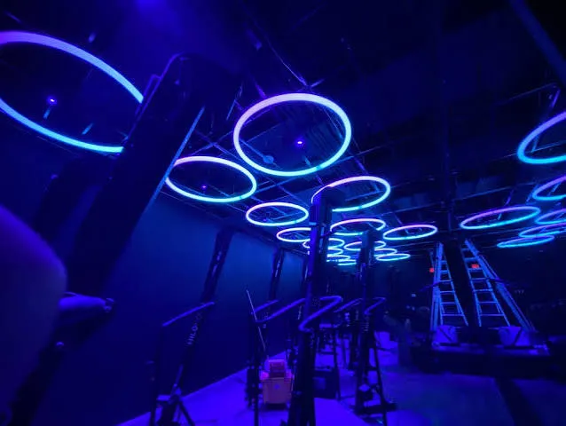 वर्कस्पेस में सही लाइटिंग (Lighting) का आपके पोश्चर और एकाग्रता पर प्रभाव