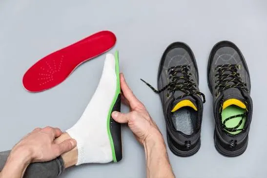 सही जूतों (Footwear) का चुनाव आपके स्ट्रक्चरल अलाइनमेंट को कैसे सुधारता है?