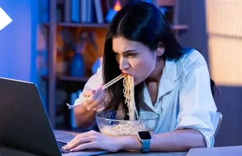 स्ट्रेस ईटिंग (Stress Eating) और हॉर्मोनल वेट गेन को मानसिक शांति से कैसे रोकें?