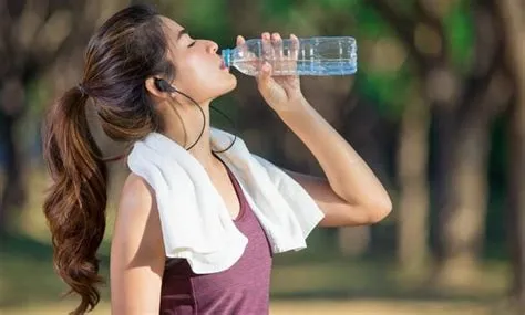 हाइड्रेशन साइंस: वर्कआउट के दौरान कितना और कब पानी पीना चाहिए?
